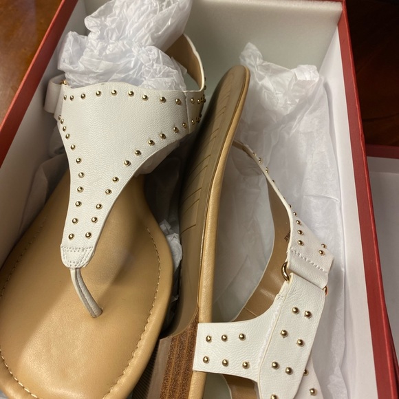 Vaneli real leather sandals white with gold accents size 8 like new - Picture 2 of 6